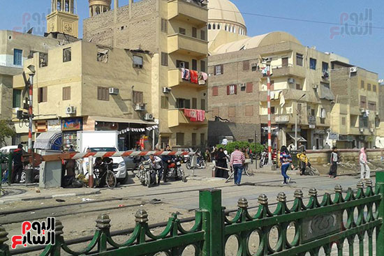            مزلقان القراريش بمدينة الأقصر يعبر منه مئات الطلاب يومياً