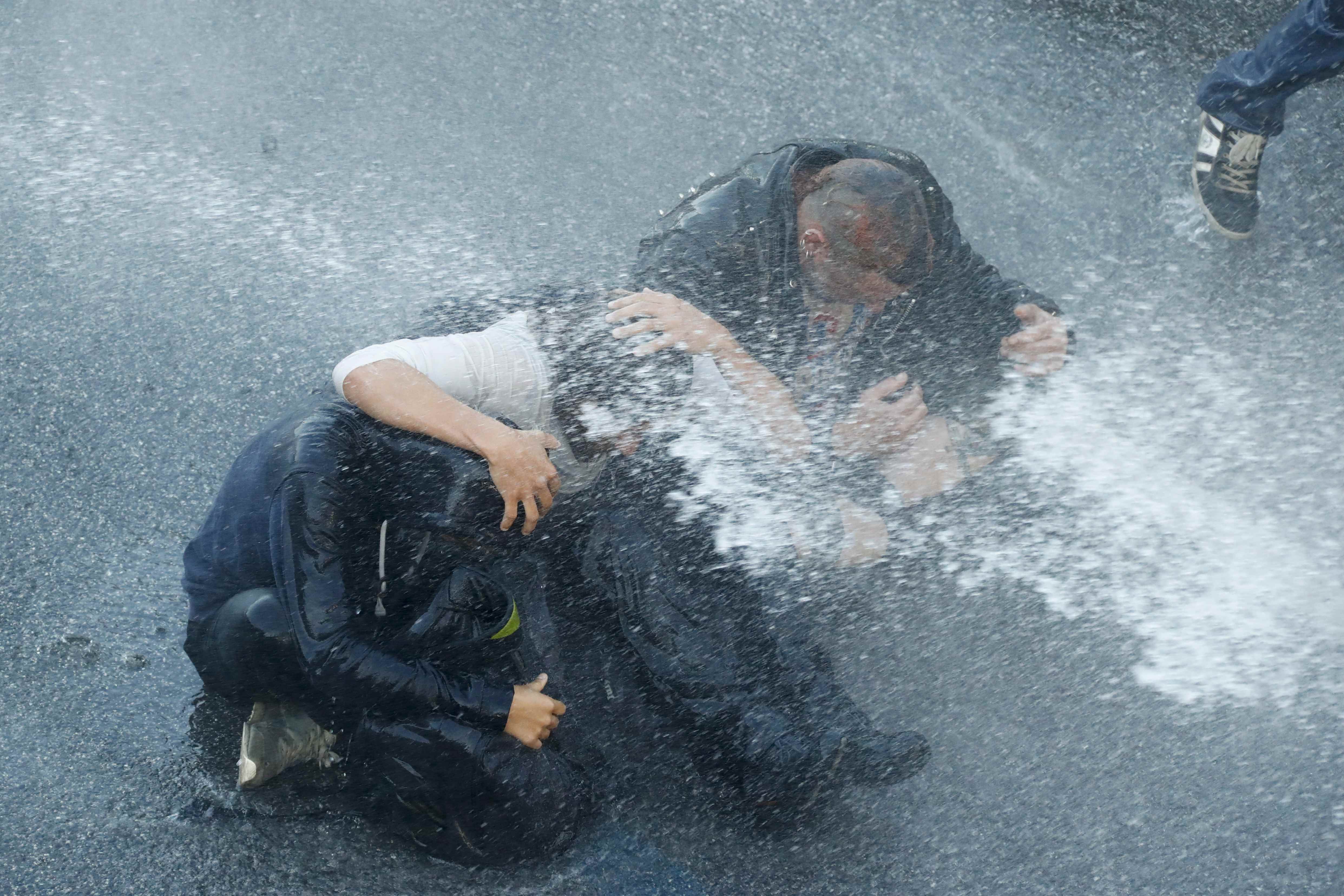 الشرطة تستخدم خراطيم المياه ضد المتظاهرين