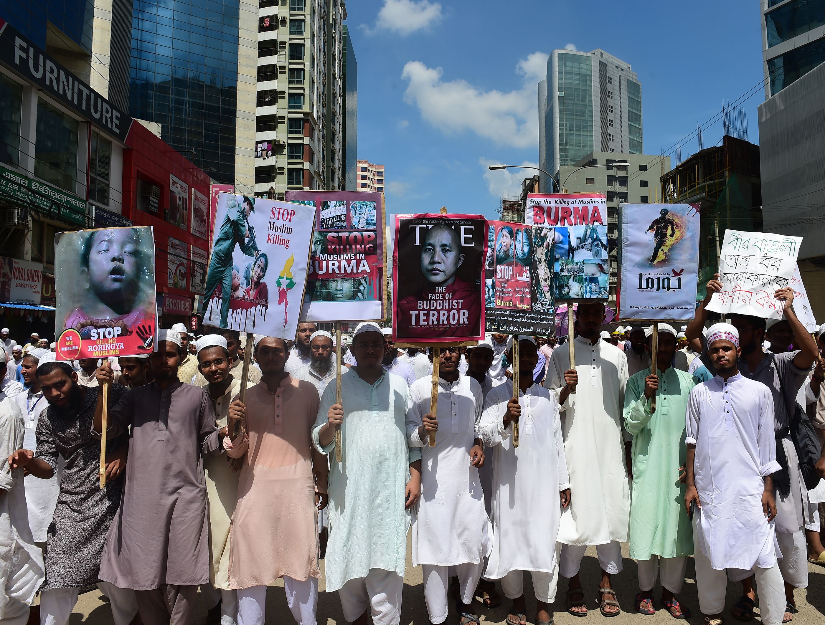 متظاهرون يرفعون صور ضحايا الروهينجا