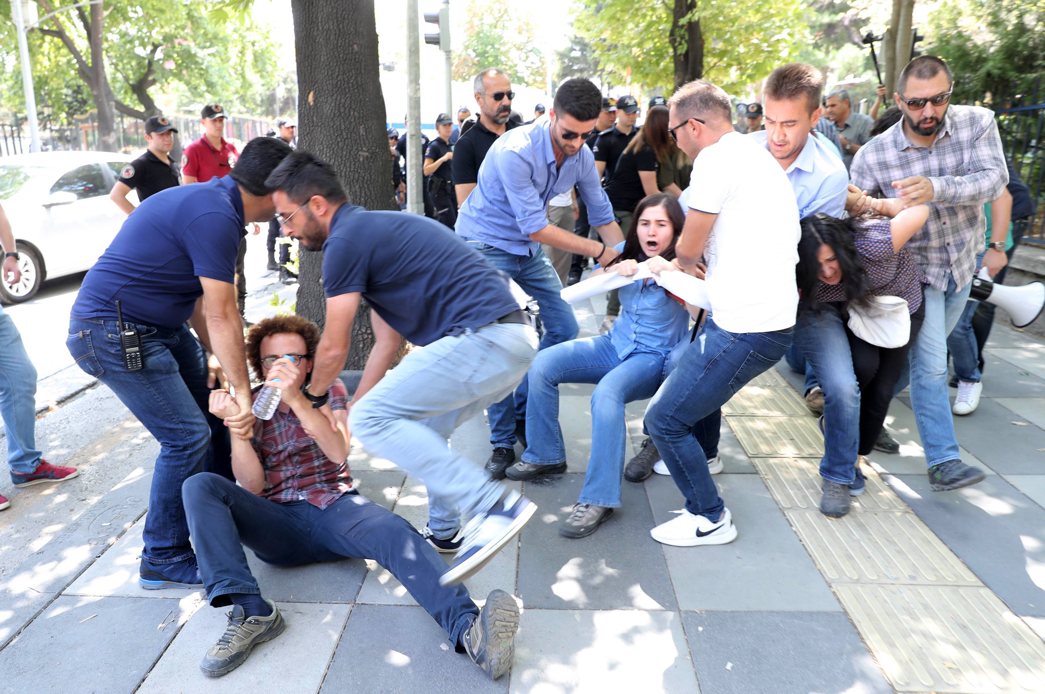 الشرطة التركية تعتدى على متظاهرين فى أنقرة