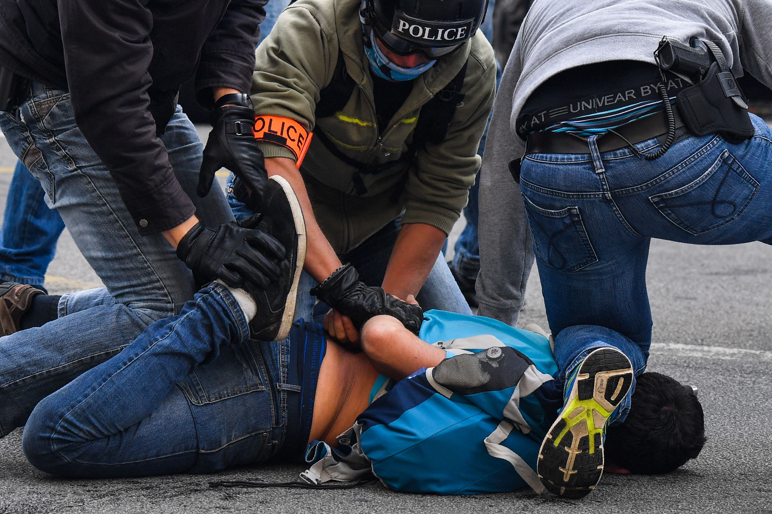 الشرطة الفرنسية تستخدم العنف خلال اعتقال متظاهر