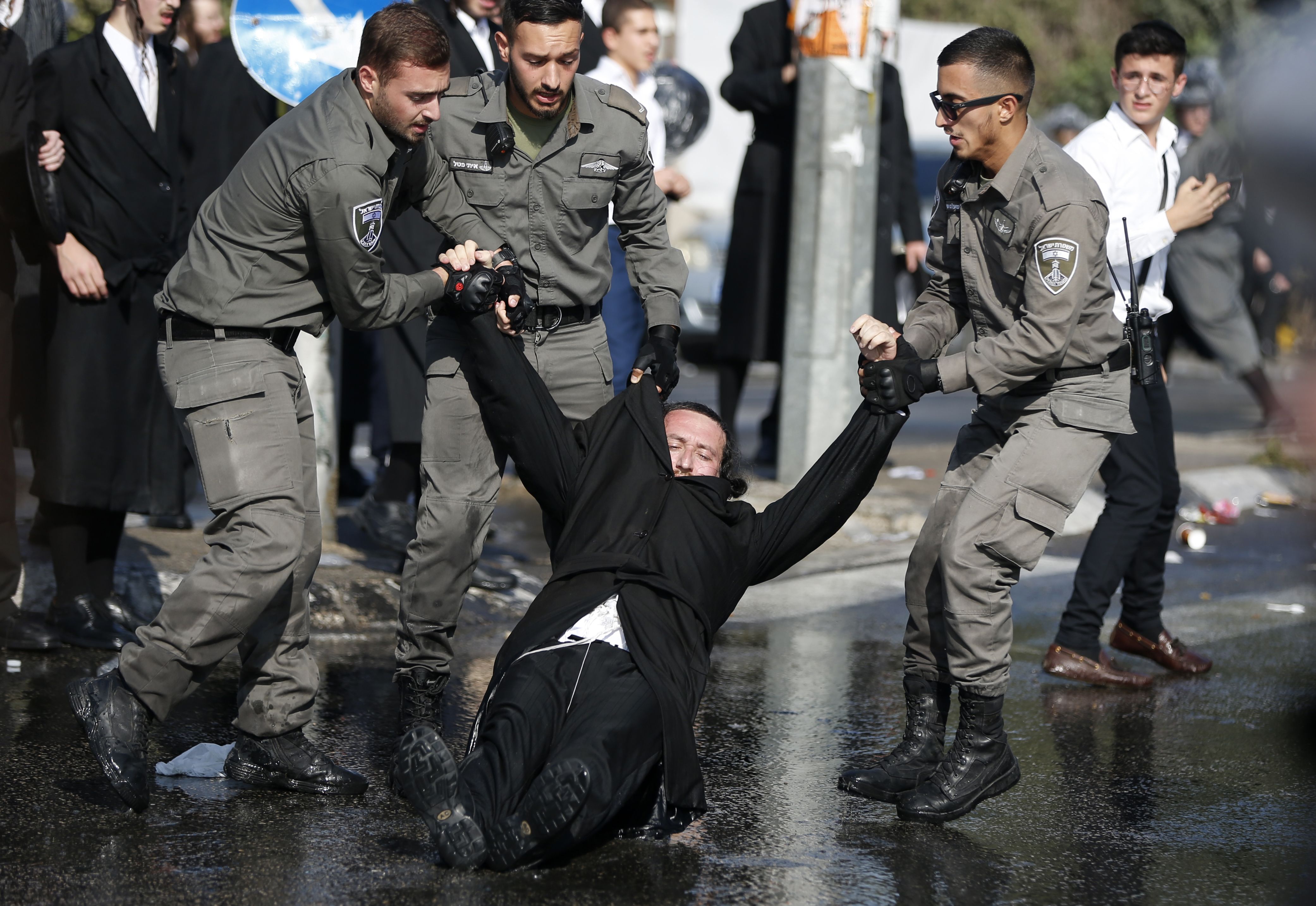 شرطة الاحتلال تسحل المتظاهرين