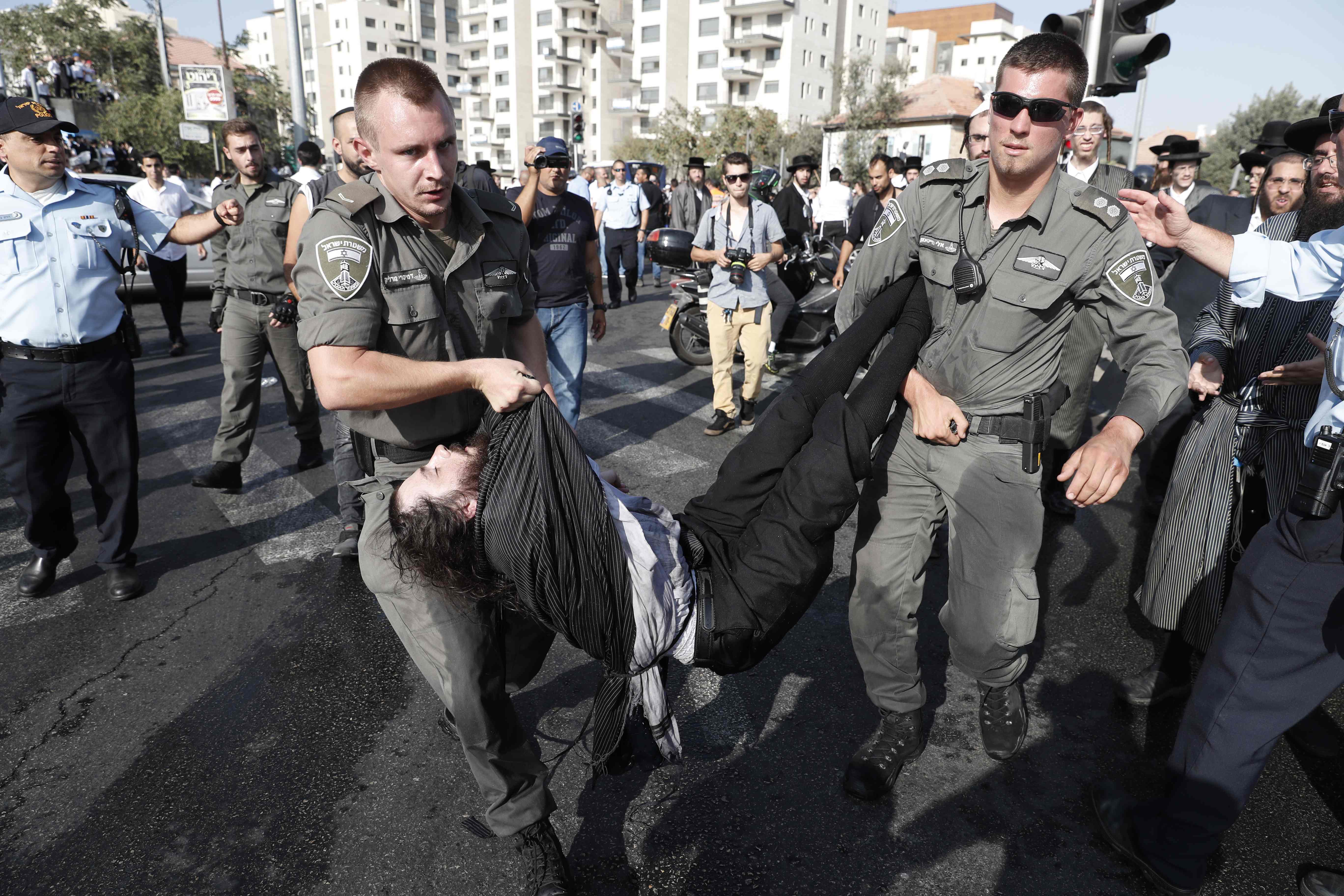 شرطة الاحتلال تعتقل متظاهر ضد التجنيد الإجبارى
