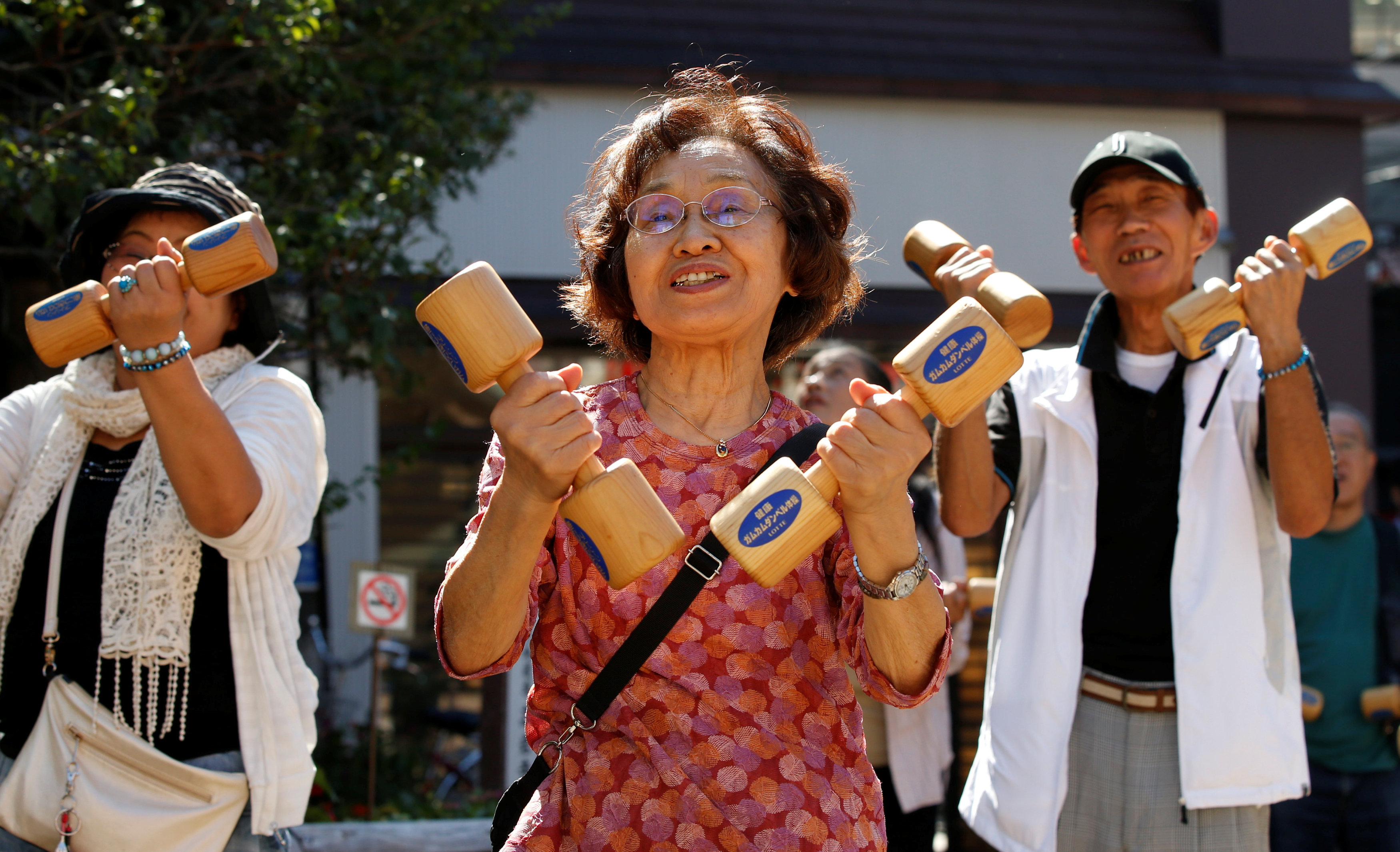 انطلاق احتفال اليابان بعيد احترام المسنين بلعب الرياضة والرقص