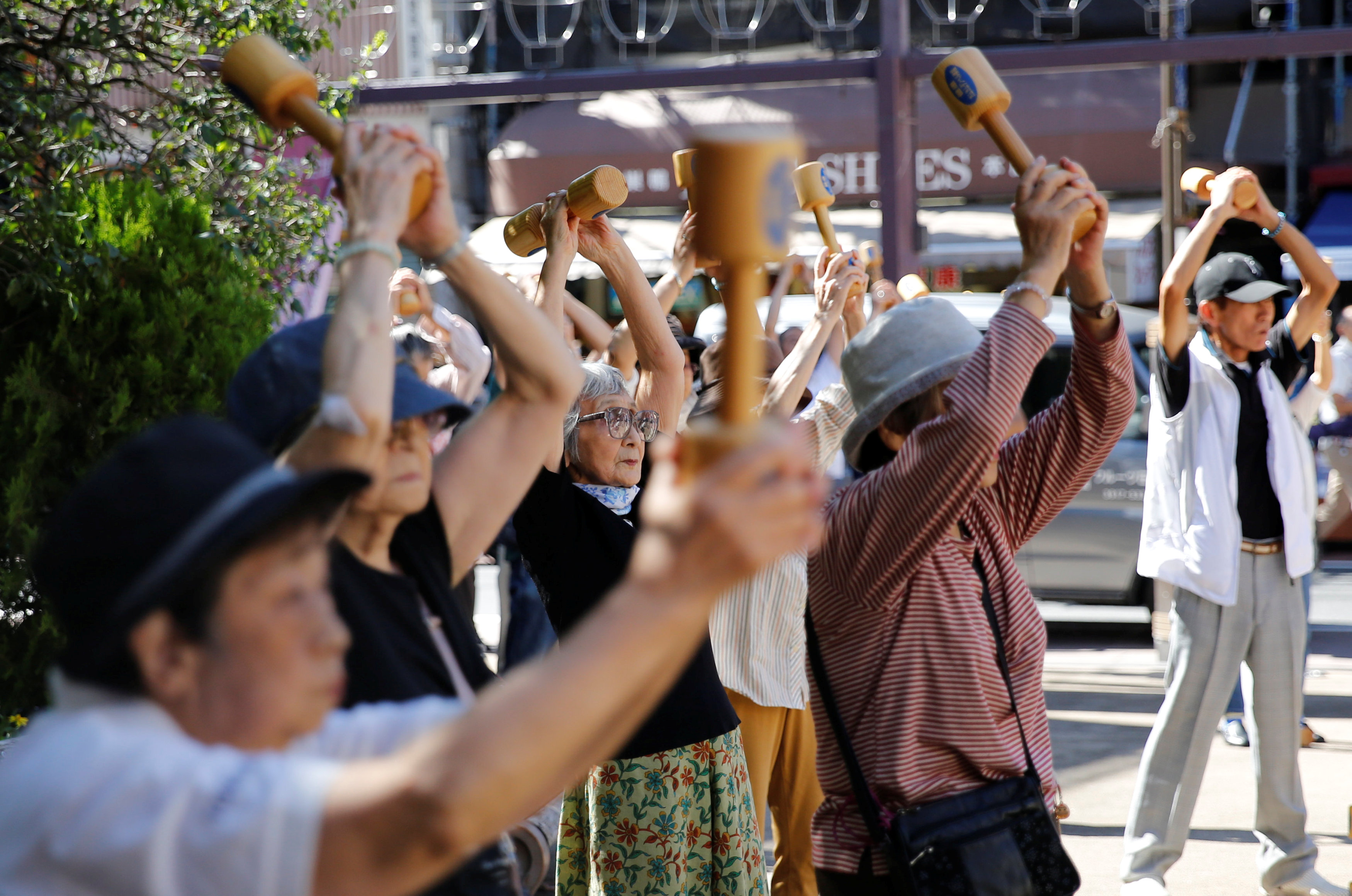 احتفال اليابان بعيد احترام المسنين بلعب الرياضة والرقص