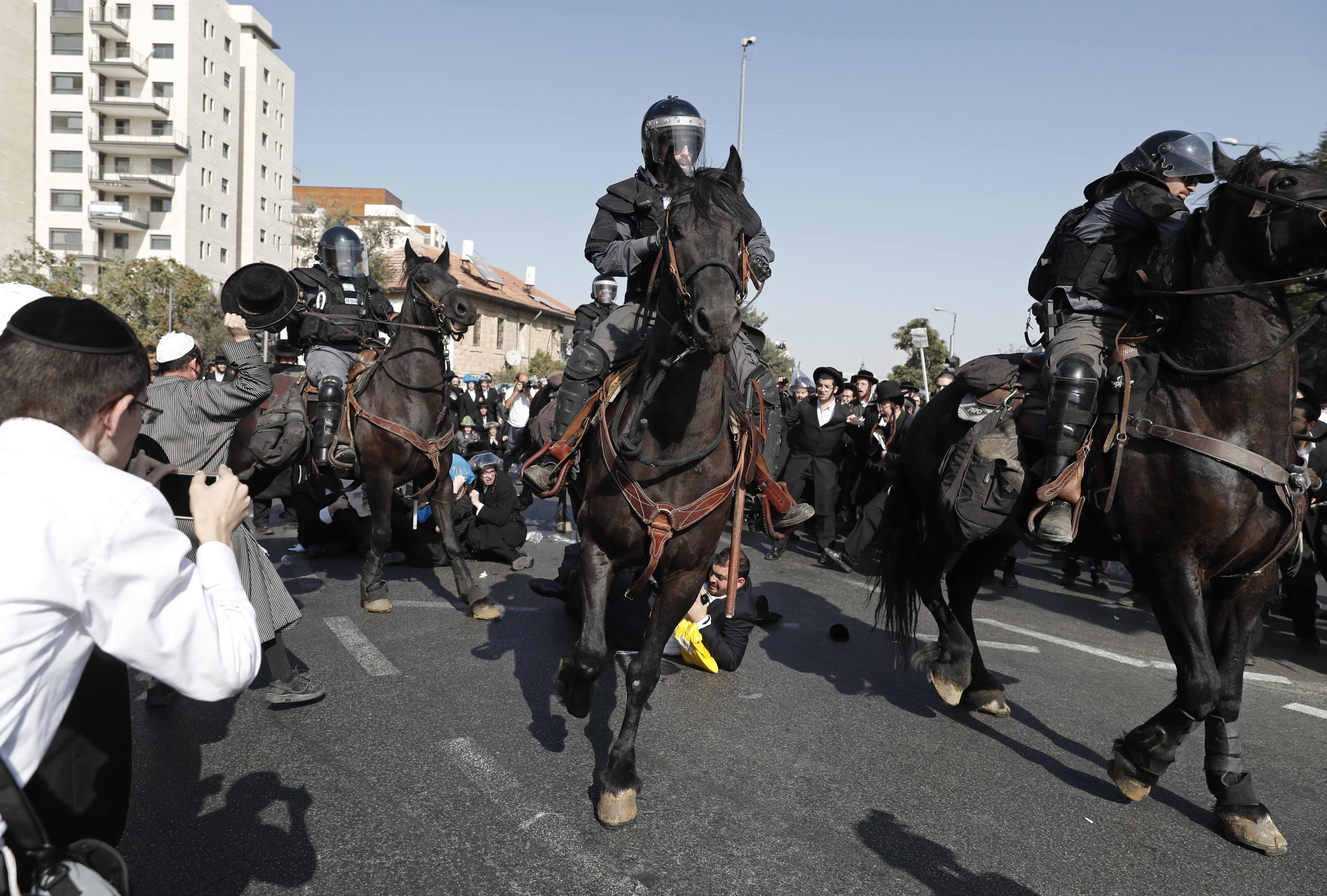 خيول الشرطة الإسرائيلية تقتحم صفوف المتظاهرين