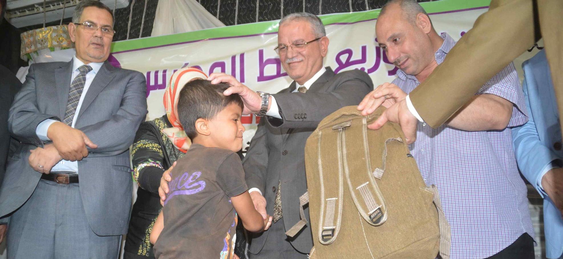 محافظ المنيا يوزع حقائب مدرسية قدمتها مؤسسة خيرية بمغاغة (7)