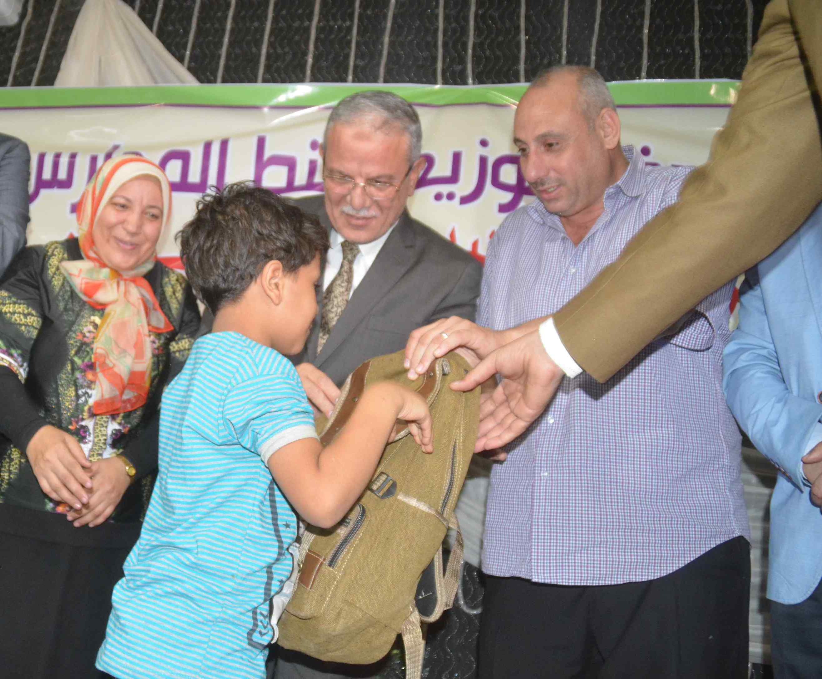 محافظ المنيا يوزع حقائب مدرسية قدمتها مؤسسة خيرية بمغاغة (1)