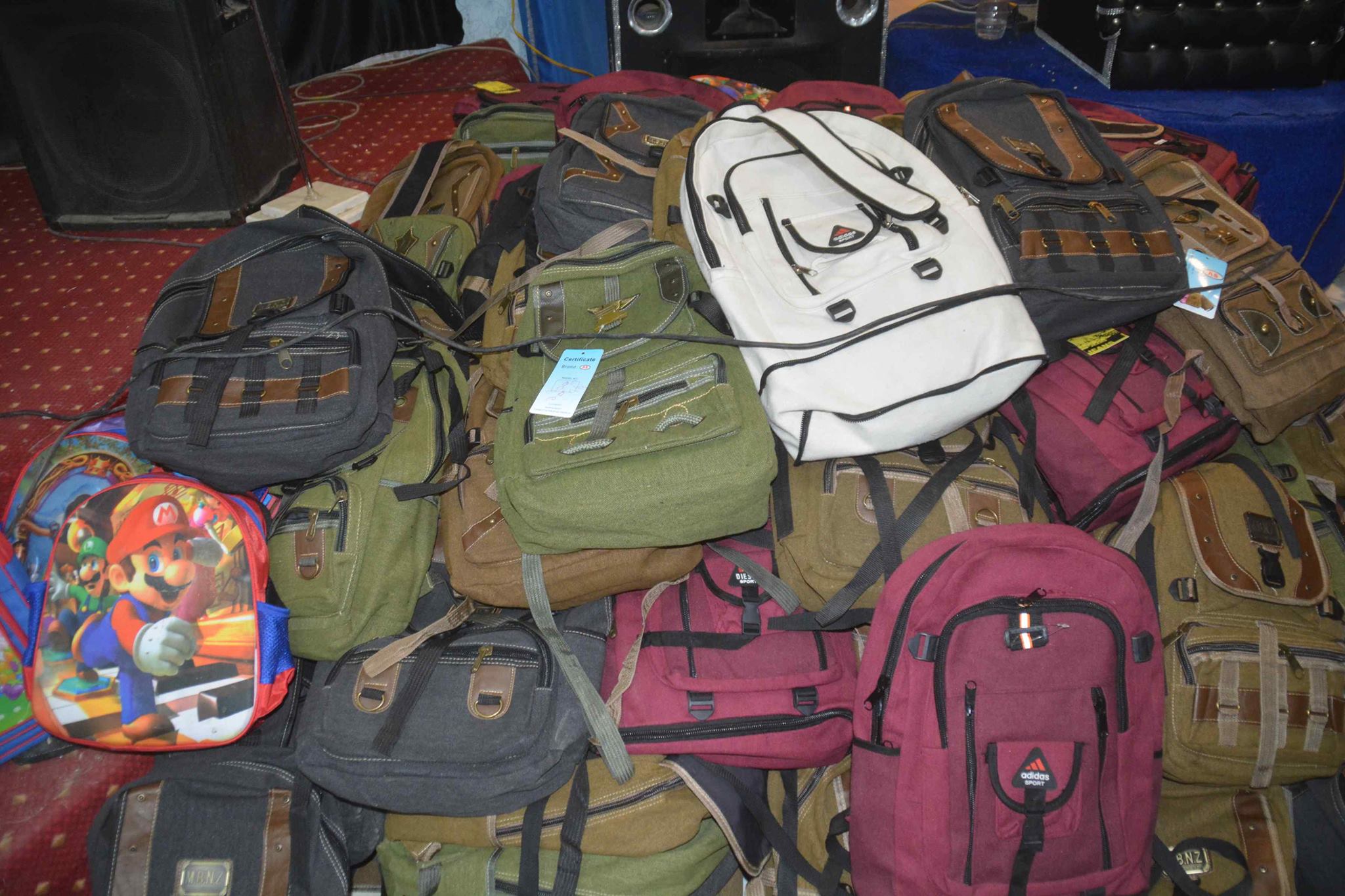 محافظ المنيا يوزع حقائب مدرسية قدمتها مؤسسة خيرية بمغاغة (5)