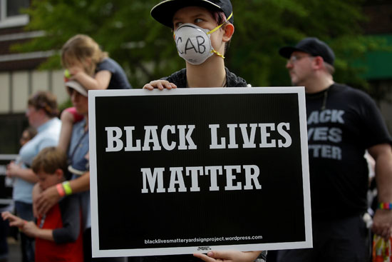 لافتات تندد بعنصرية الشرطة الأمريكية ضد السود