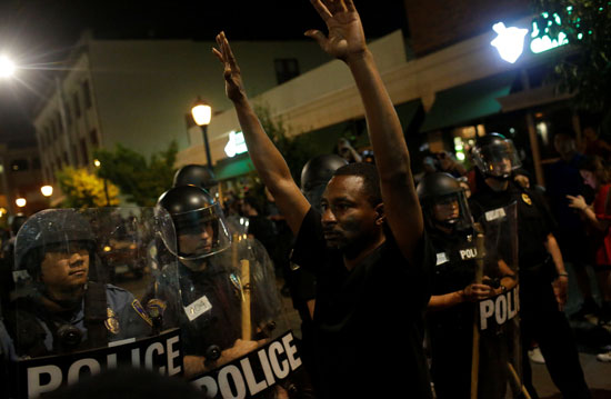 مواجهات بين المتظاهرين والشرطة الأمريكية
