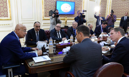 رئيس الوزراء يلتقى نائب الرئيس التنفيذى لشركة شنايدر إليكتريك (3)