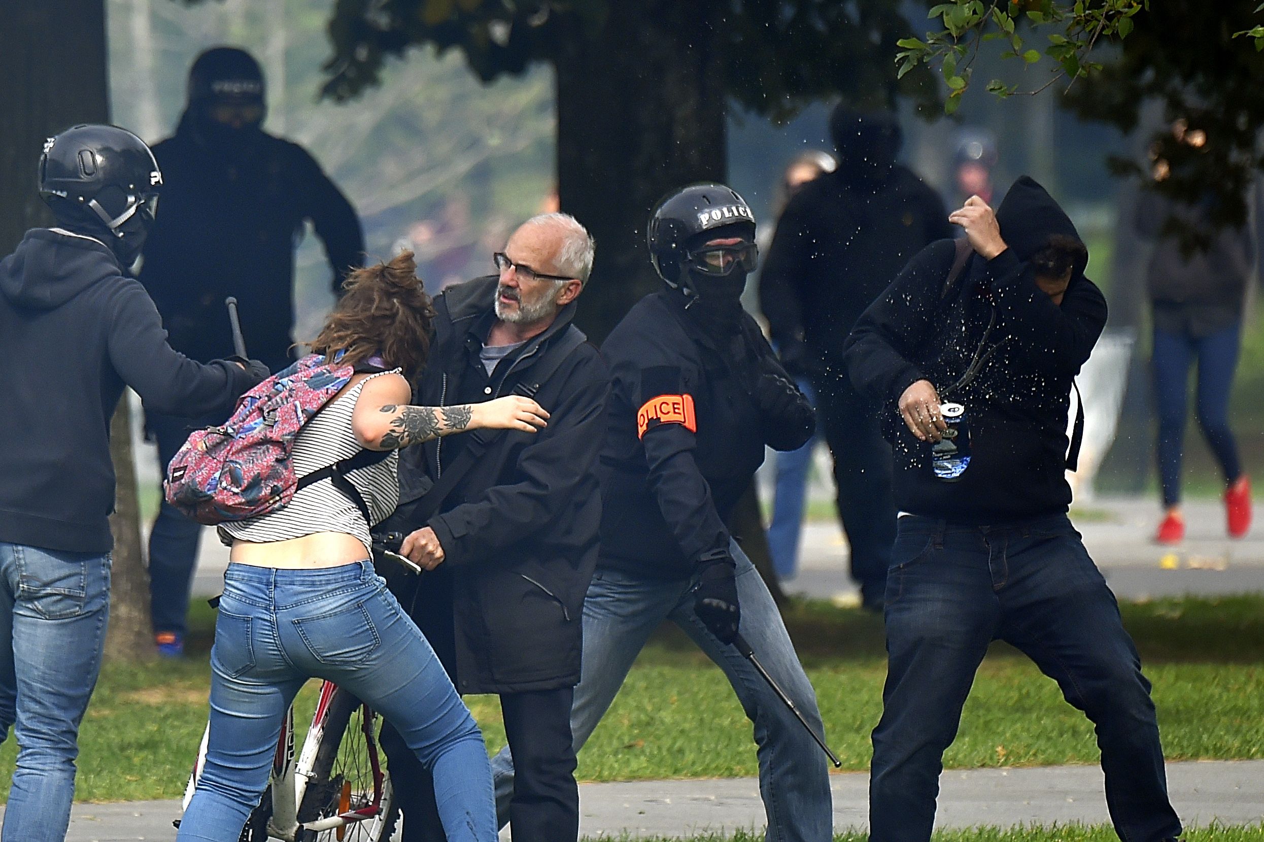 الشرطة الفرنسية تعتدى على متظاهرة فى باريس