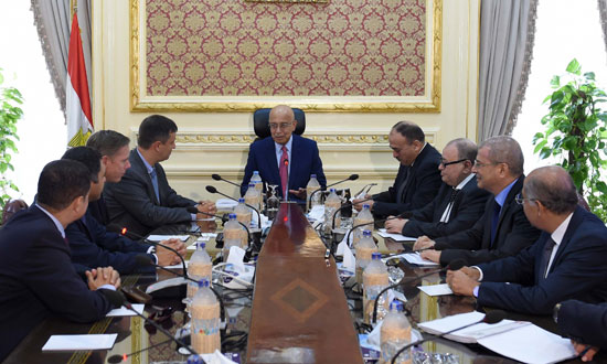 رئيس الوزراء يلتقى نائب الرئيس التنفيذى لشركة شنايدر إليكتريك (2)