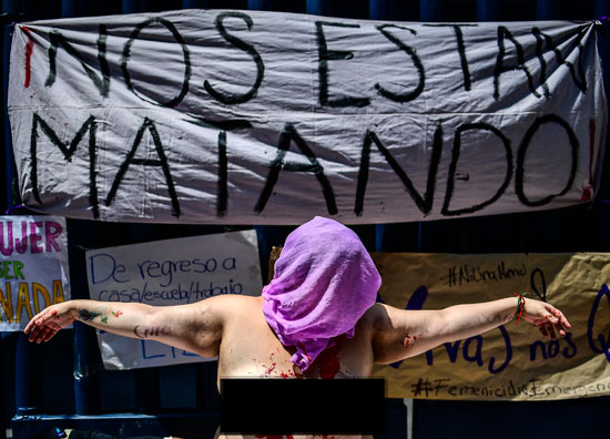جانب من مظاهرة لنساء عاريات بالمكسيك للتنديد بالعنف ضد المرأة