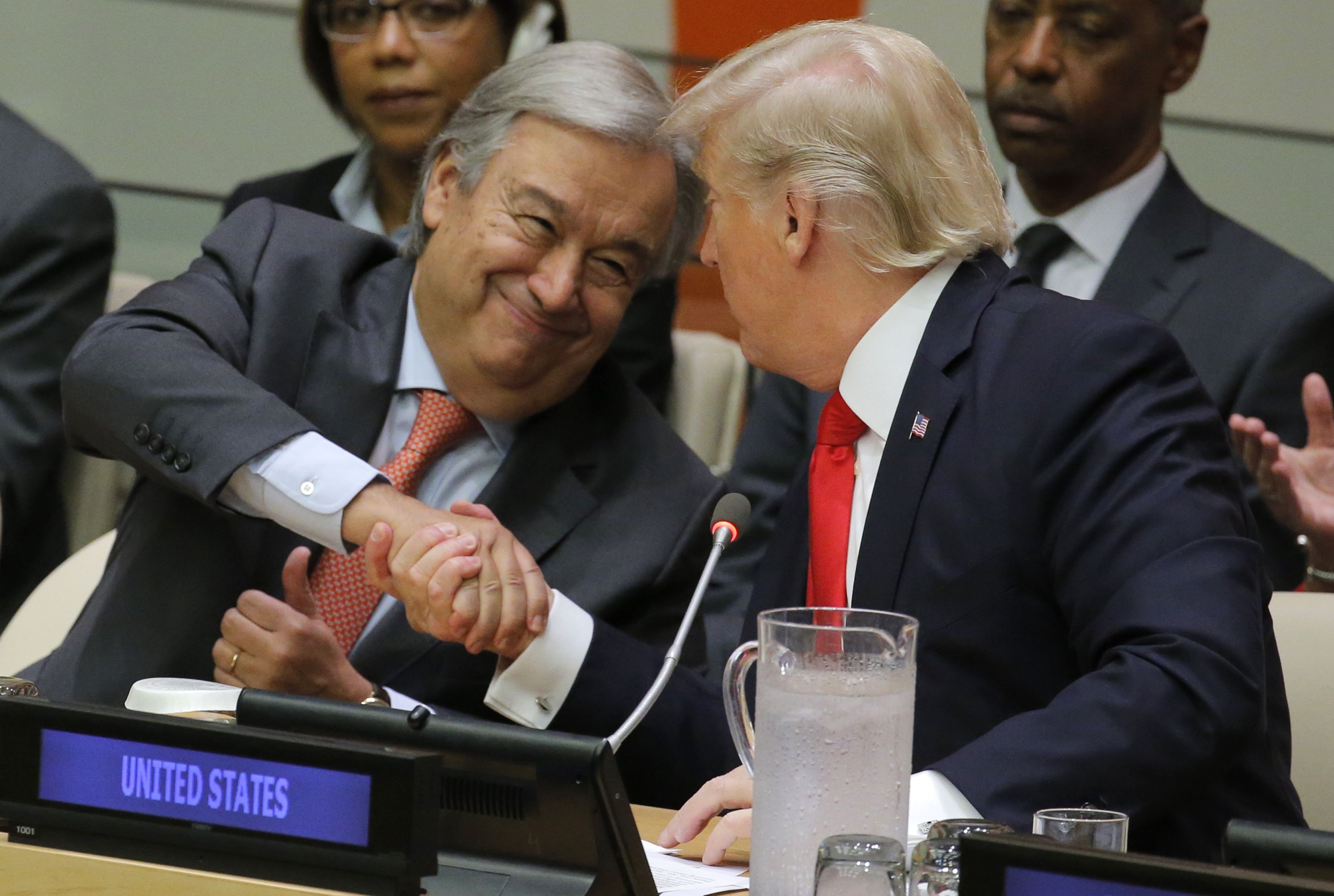 ترامب يصافح الأمين العام للأمم المتحدة
