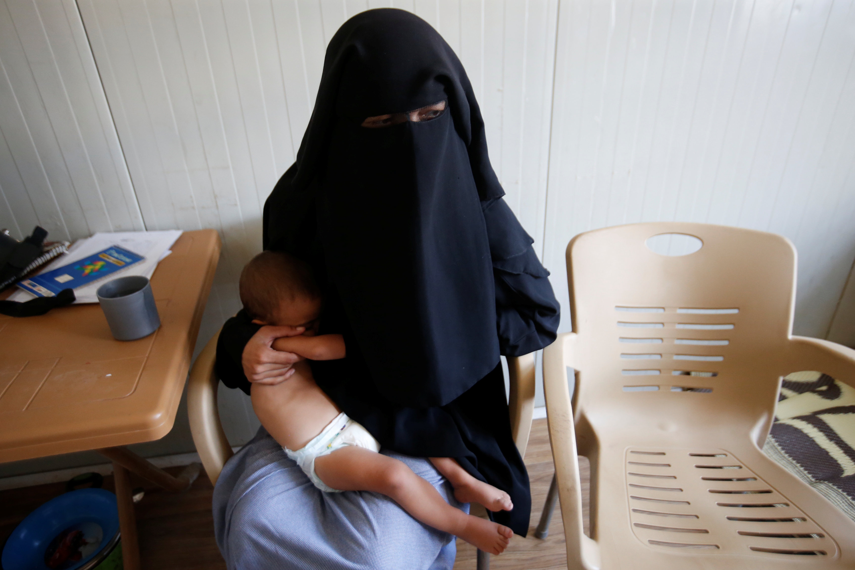 زوجة أجنبية لمقاتل فى صفوف داعش تحمل ابنها