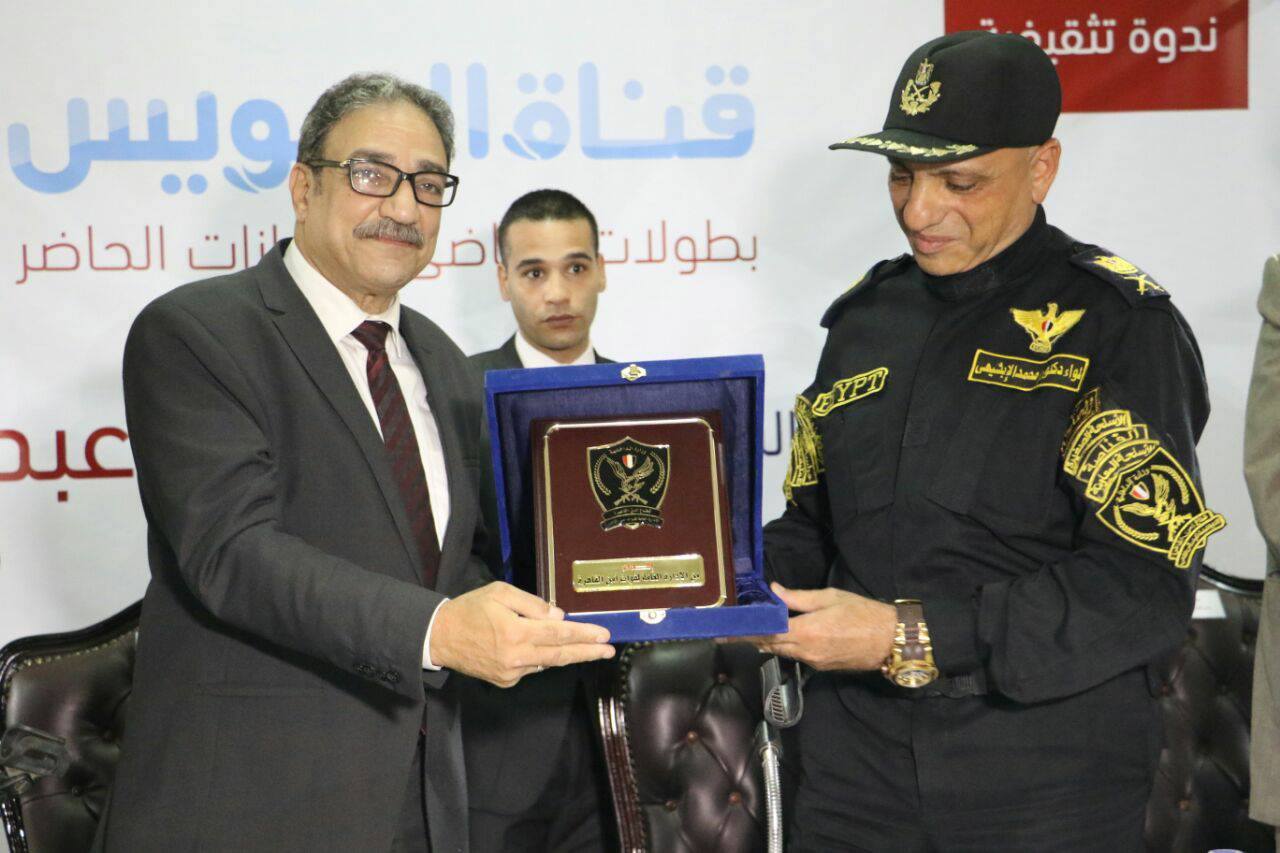 قصور الثقافة تكرم أسر شهداء الشرطة فى احتفالية قناة السويس (3)