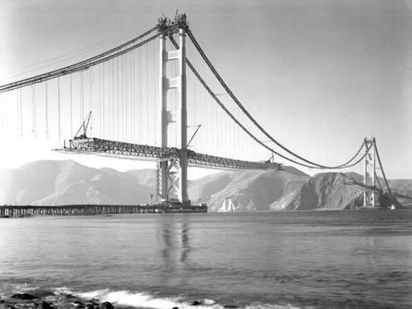 بناء الجسر عام 1937