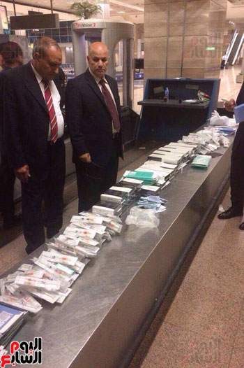 جمارك مطار القاهرة تحبط محاولة تهريب 1100 أمبول بوتكس (3)
