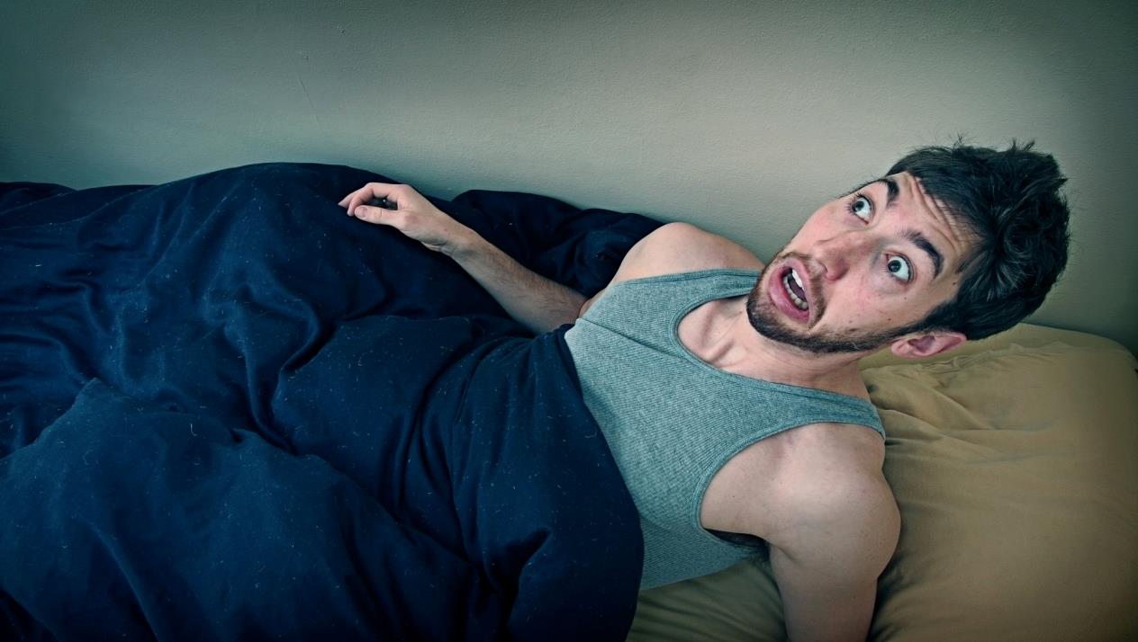 عادات خاطئة أثناء النوم (2)