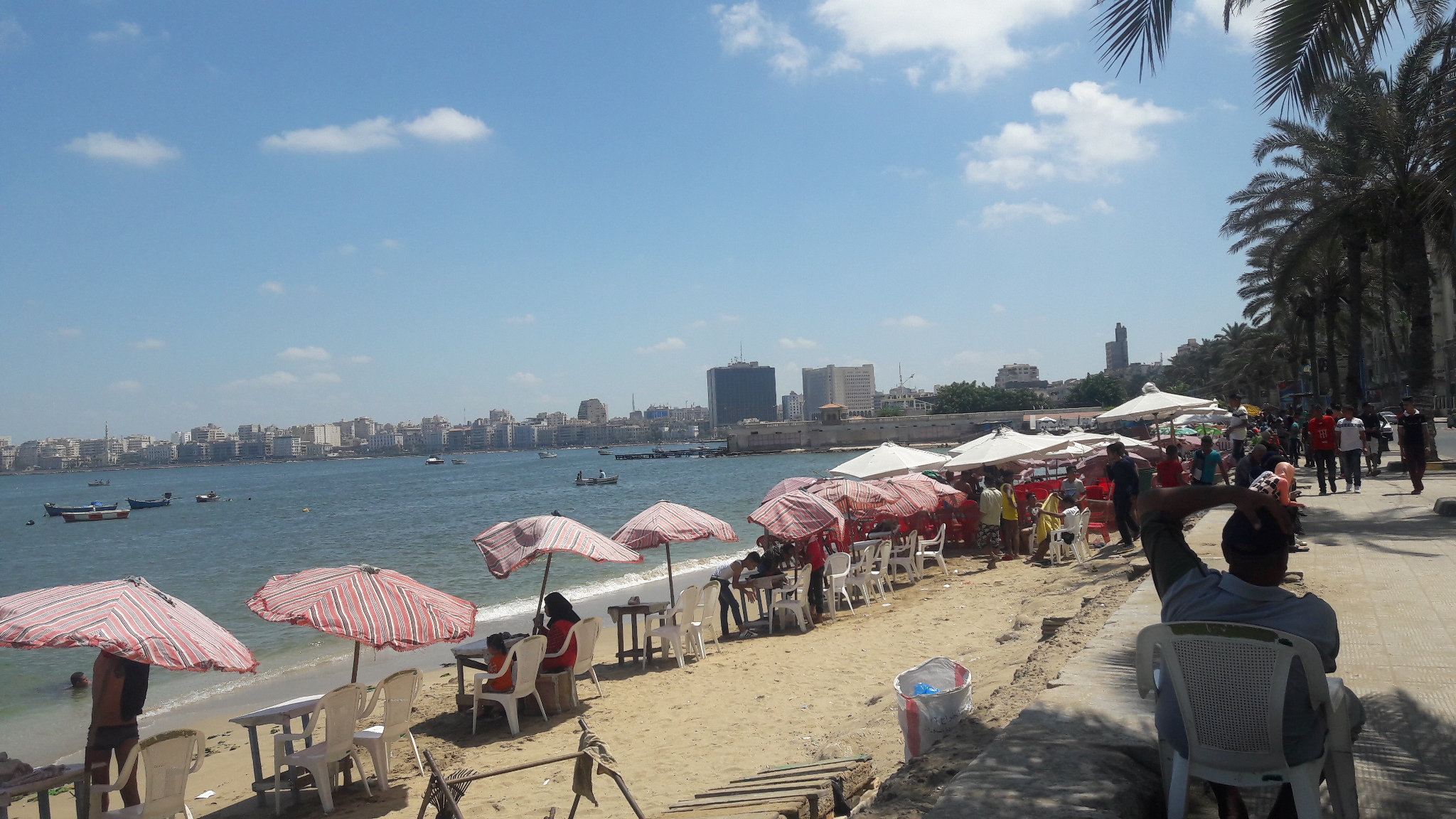 الاقبال على شواطئ الإسكندرية فى ثانى أيام عيد الاضحى (5)