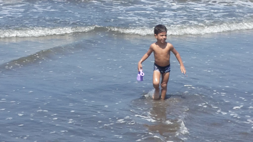 الاطفال يلعبون فى مياه الشاطئ