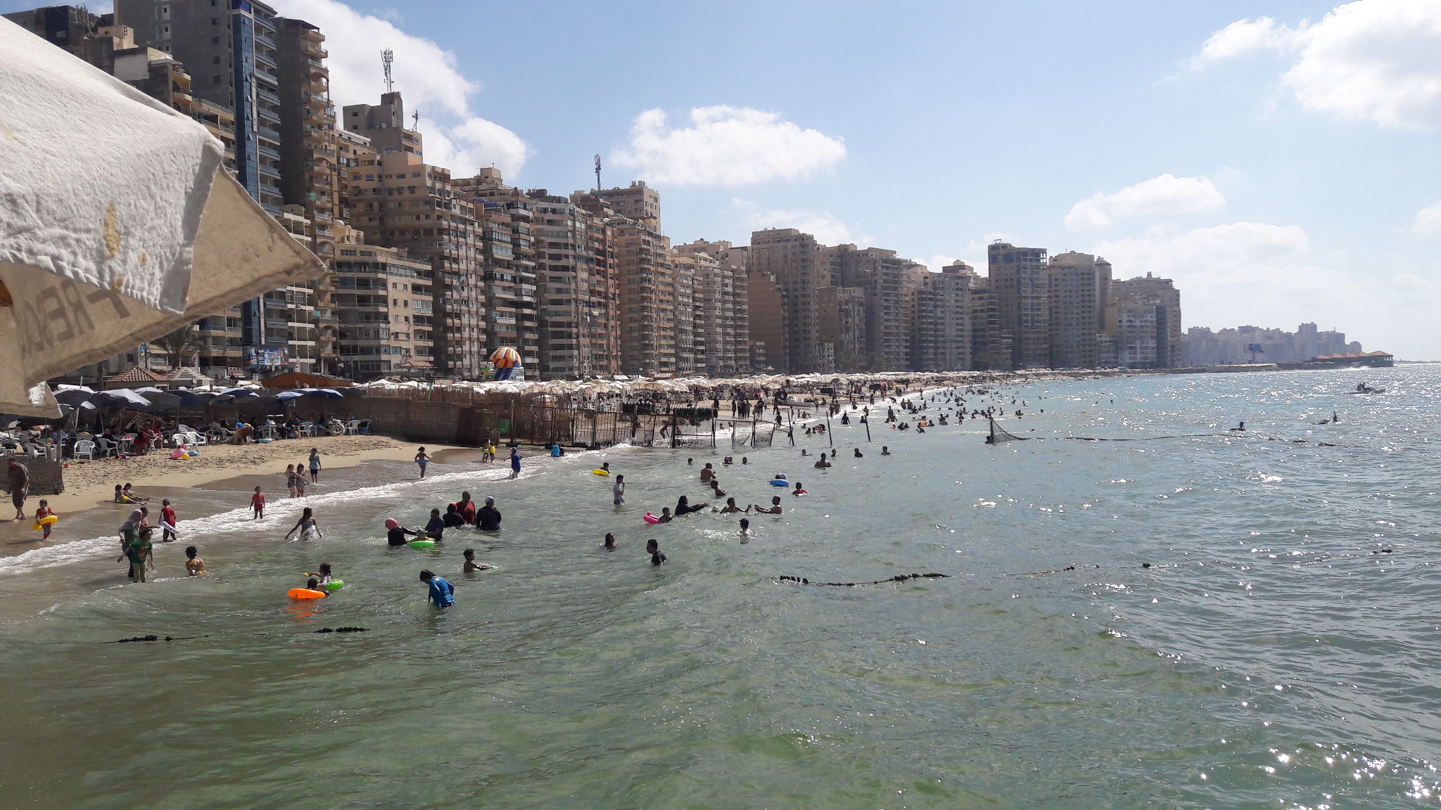 الاقبال على شواطئ الإسكندرية فى ثانى أيام عيد الاضحى (4)