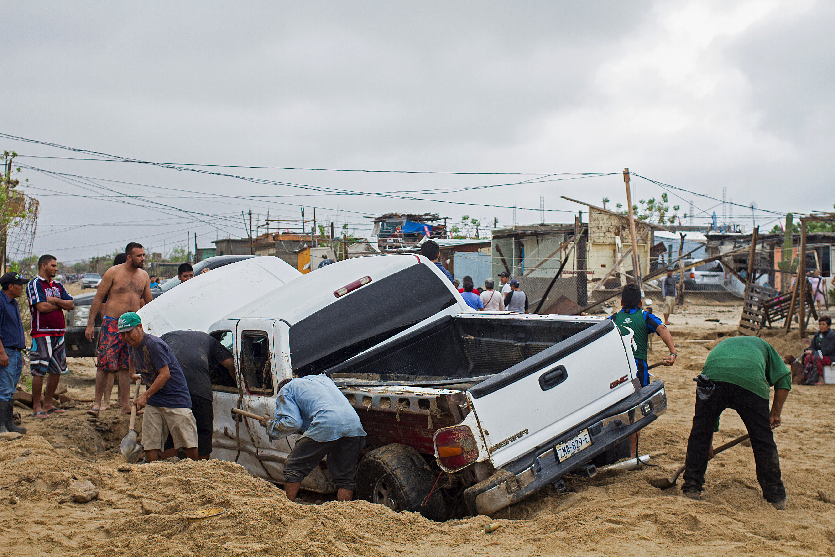 محاولة إخراج سيارة عالقة نتيجة  للعاصفة الإستوائية ليديا فى المكسيك