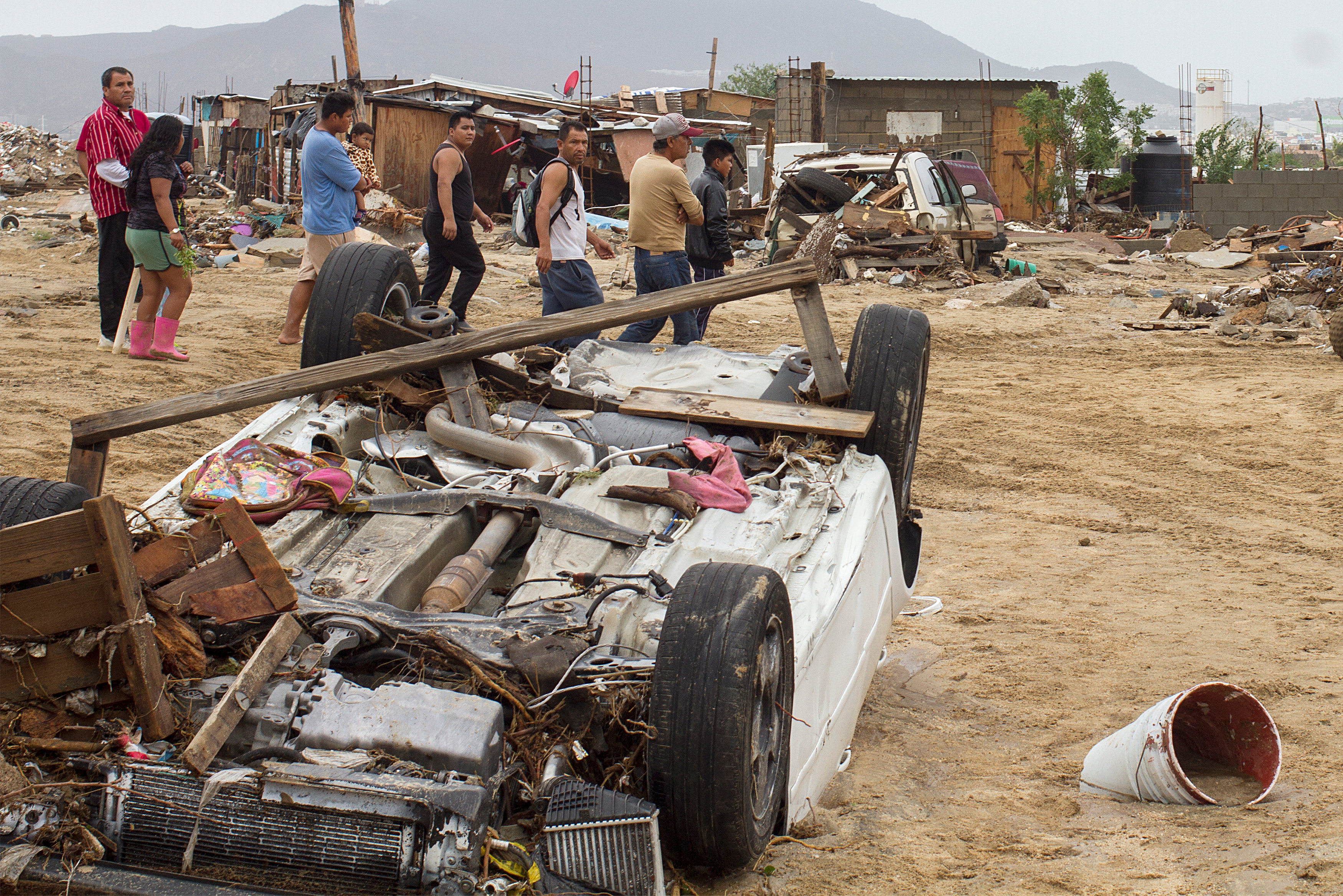 تحطم منازل وسيارات جراء  العاصفة الإستوائية ليديا فى المكسيك