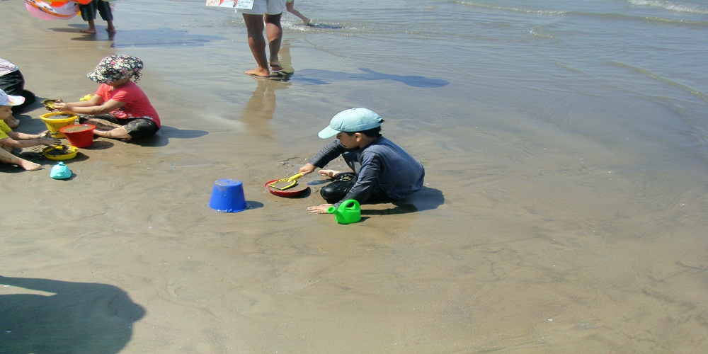 5- اطفال يلعبون بالرمال على الشاطئ