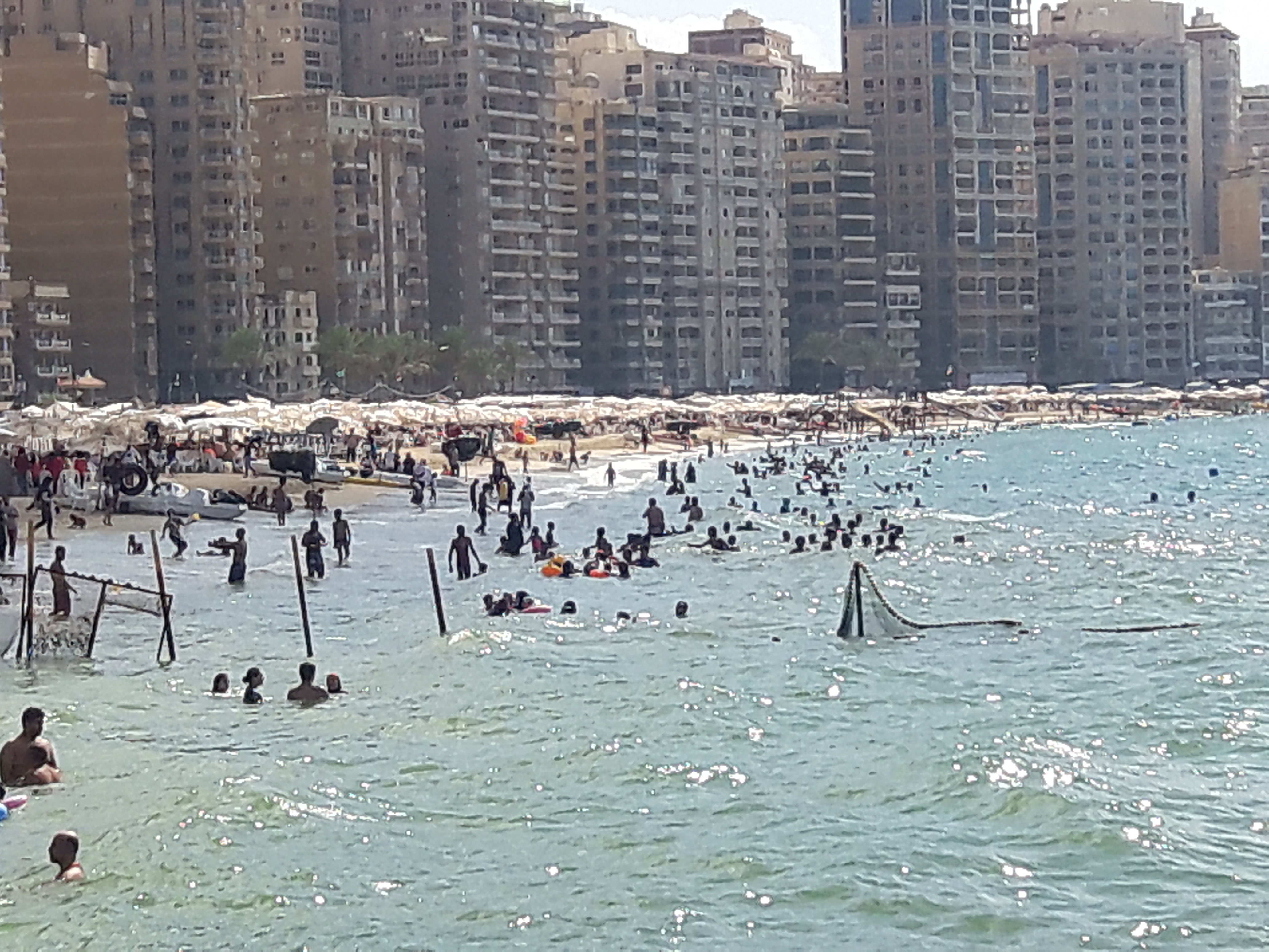 الاقبال على شواطئ الإسكندرية فى ثانى أيام عيد الاضحى (9)