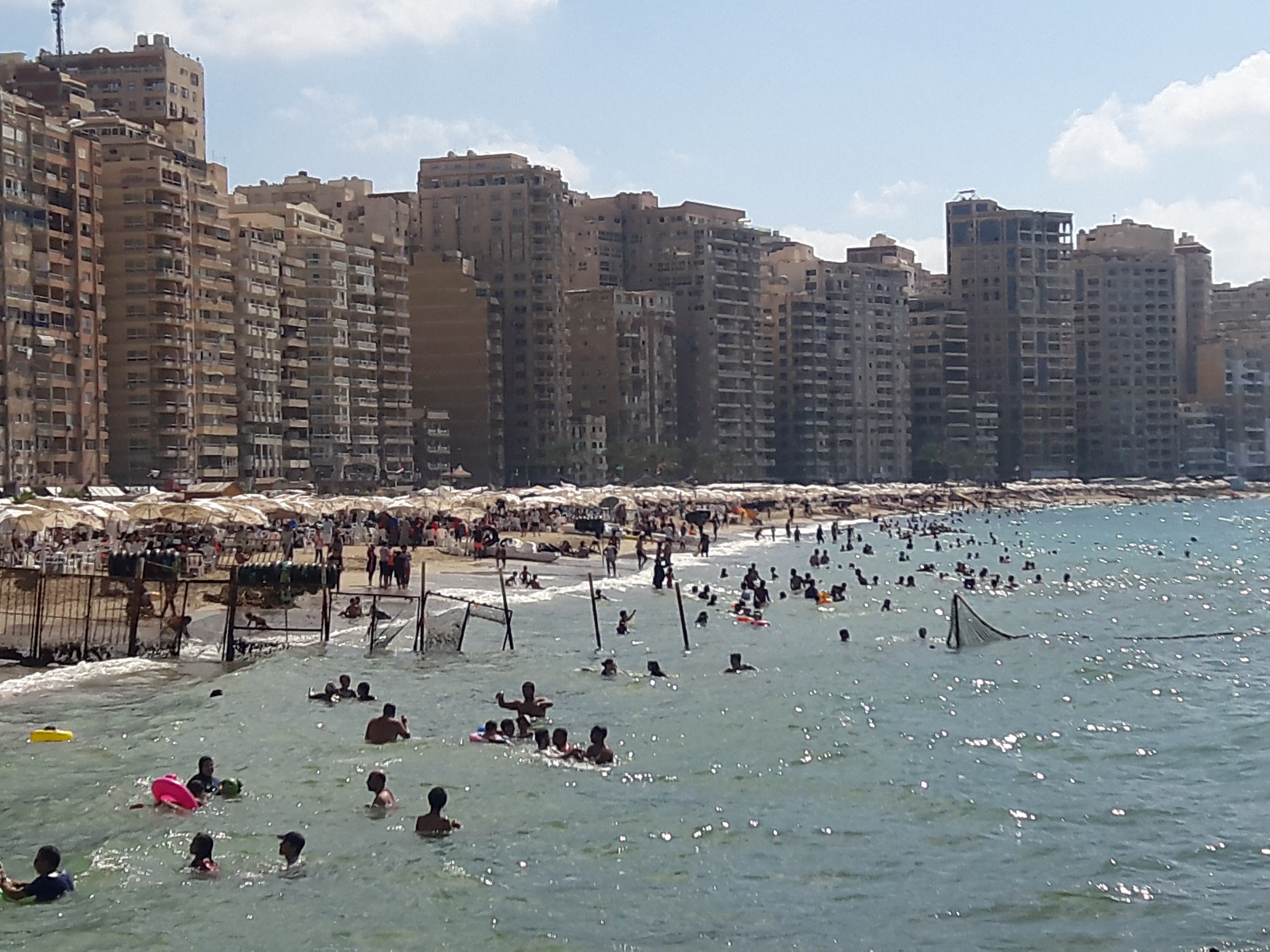 الاقبال على شواطئ الإسكندرية فى ثانى أيام عيد الاضحى (1)
