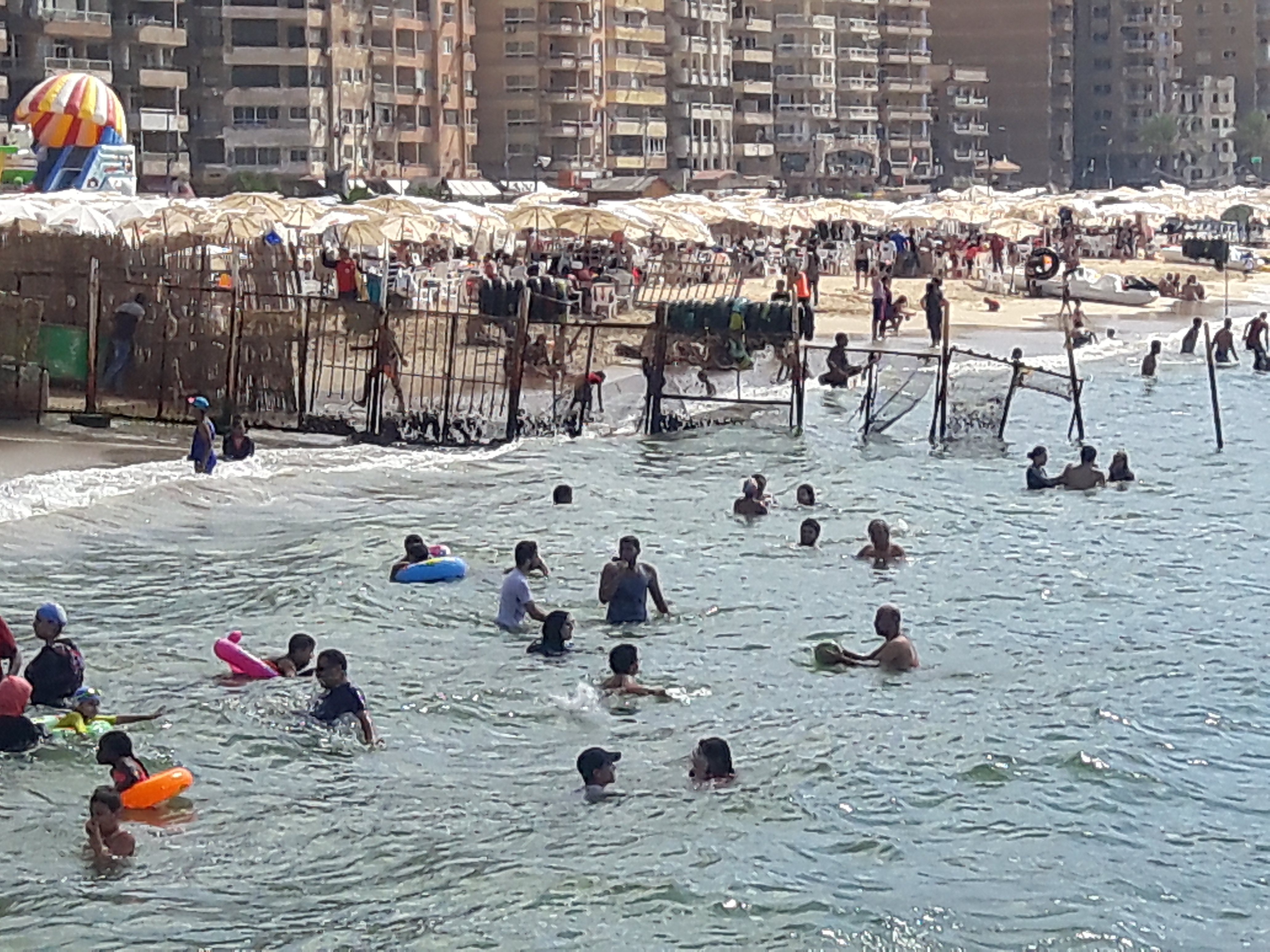 الاقبال على شواطئ الإسكندرية فى ثانى أيام عيد الاضحى (10)