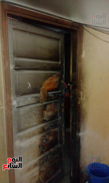 آثار الحريق على باب المخزن
