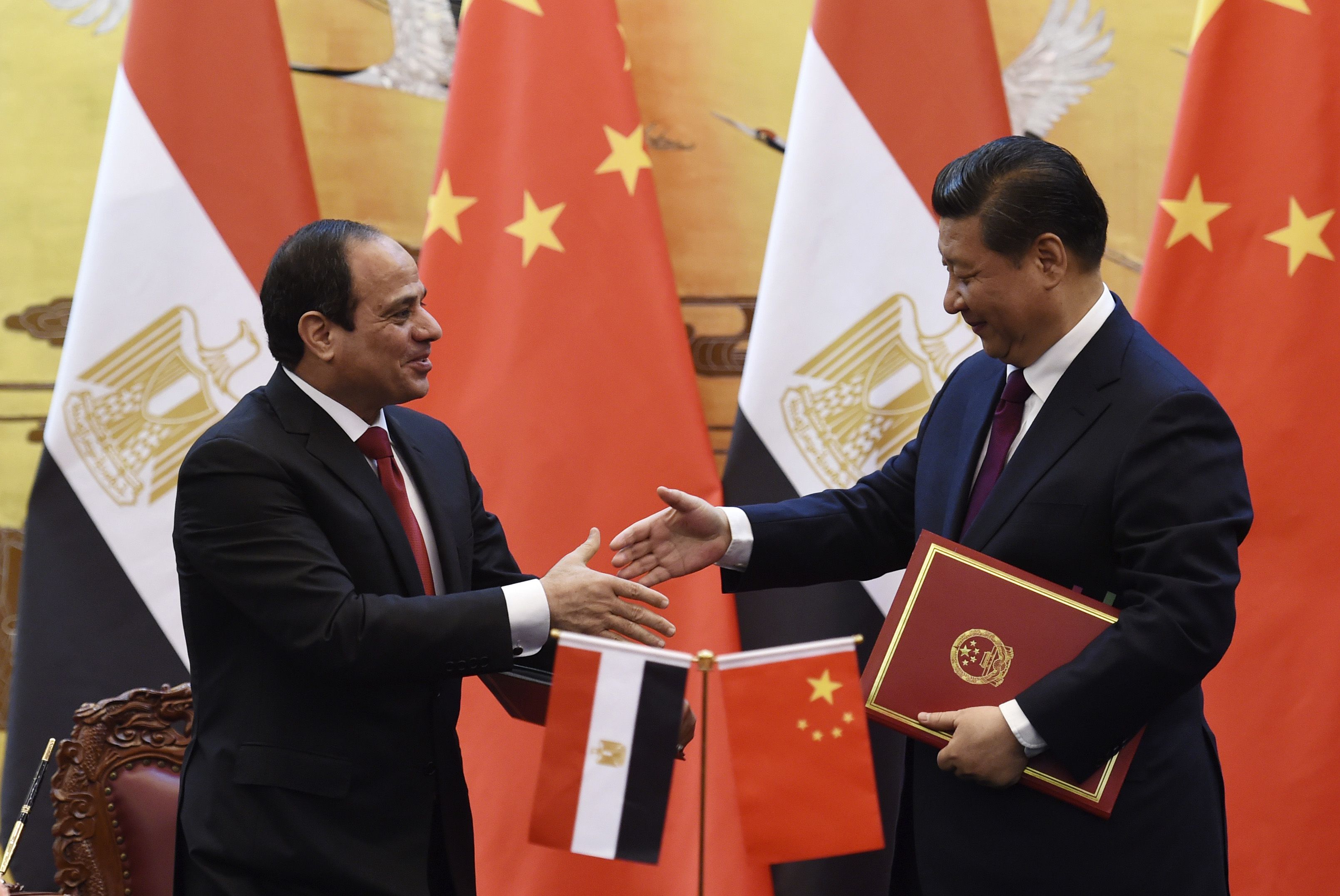 الرئيس الصينى يصافح الرئيس المصري