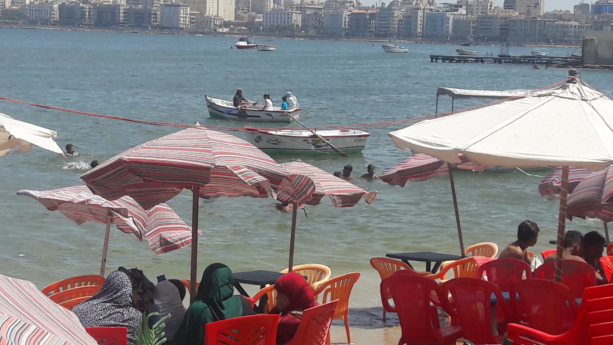 الاقبال على شواطئ الإسكندرية فى ثانى أيام عيد الاضحى (6)