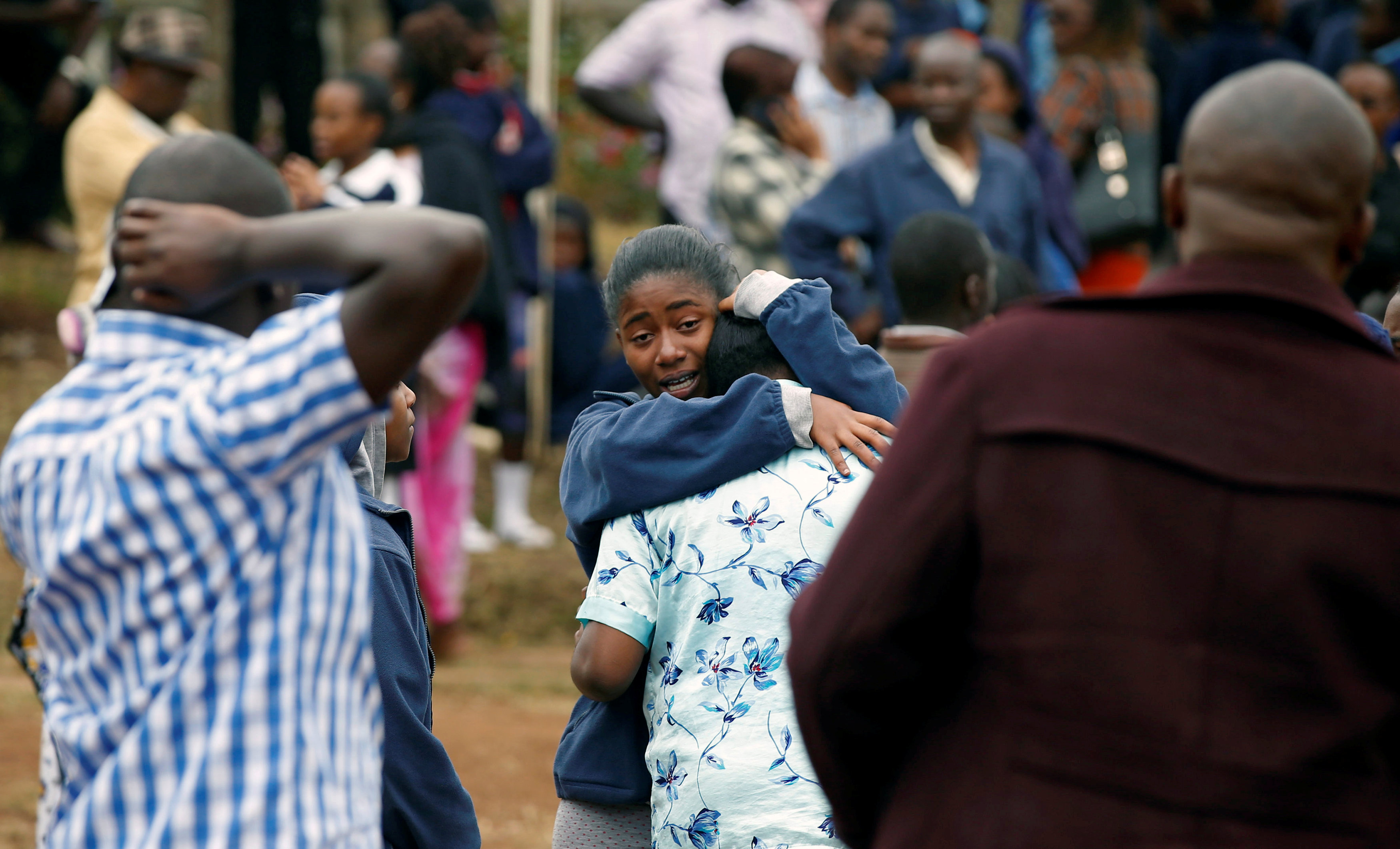 بكاء الطالبات فى كينيا