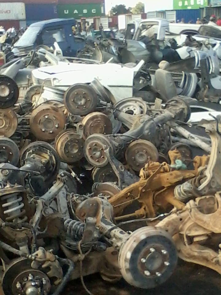 ساحة جمرك بورسعيد وبها قطع غيار سيارات