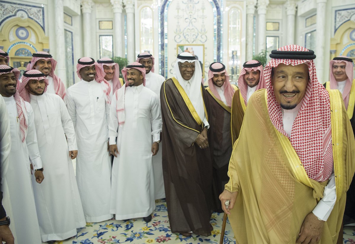 الملك سلمان يستقبل منتخب السعودية