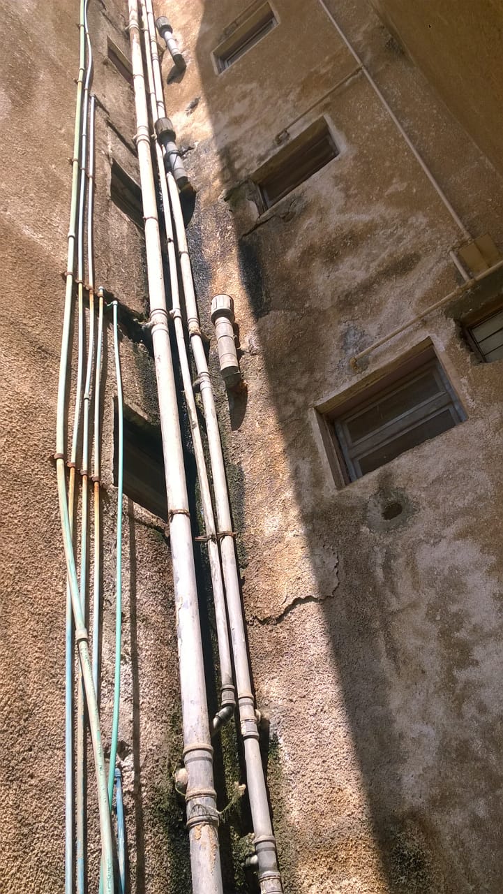 العقار مهدد بالانهيار بسبب مياه الصرف الصحى العقار مهدد بالانهيار بسبب مياه الصرف الصحى