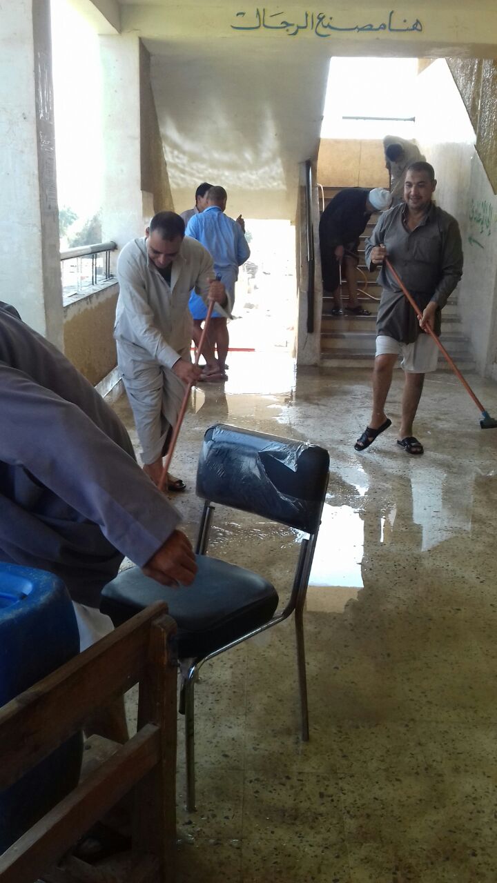 أهالى قرية ابو شميش بالشرقية ينظفون مدرستهم (7)