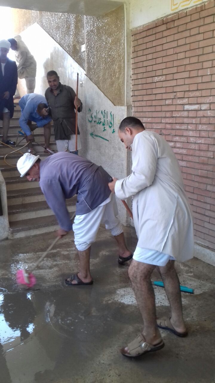 أهالى قرية ابو شميش بالشرقية ينظفون مدرستهم (4)