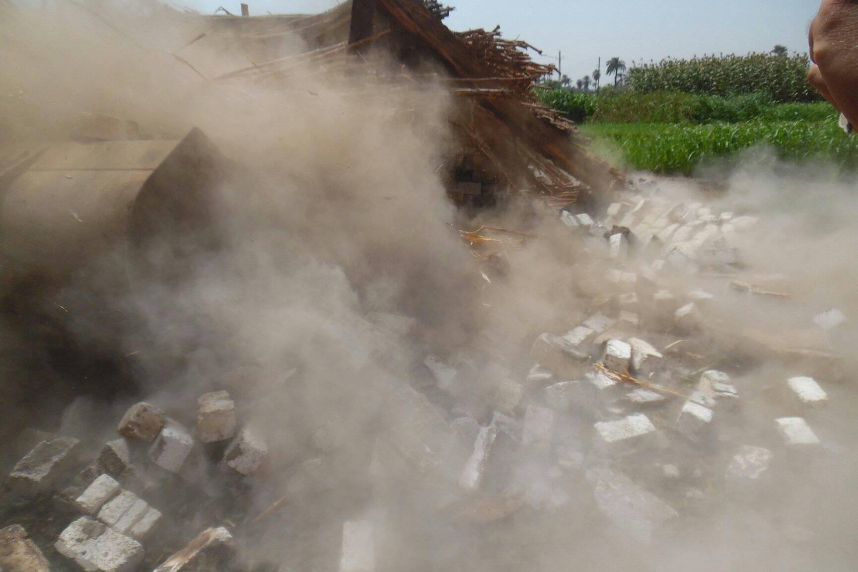 إزالة التعديات على الأراضى الزراعية بمدينة طهطا (3)