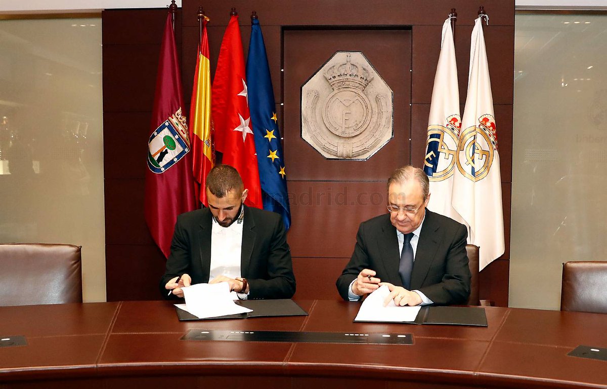 بنزيما مع بيريز خلال توقيع عقود التجديد لريال مدريد