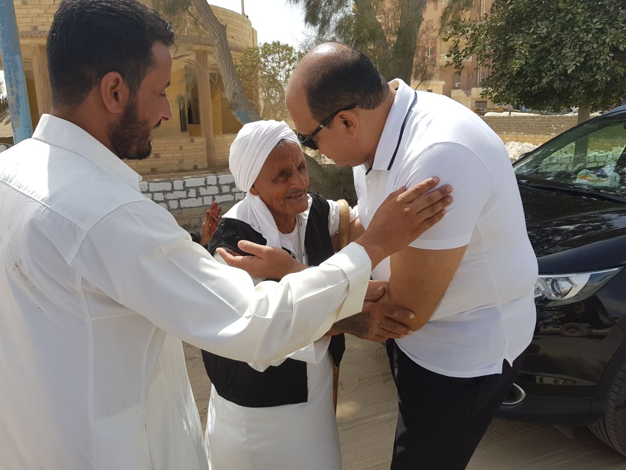 اللواء علاء ابو زيد مع المسن ونجله