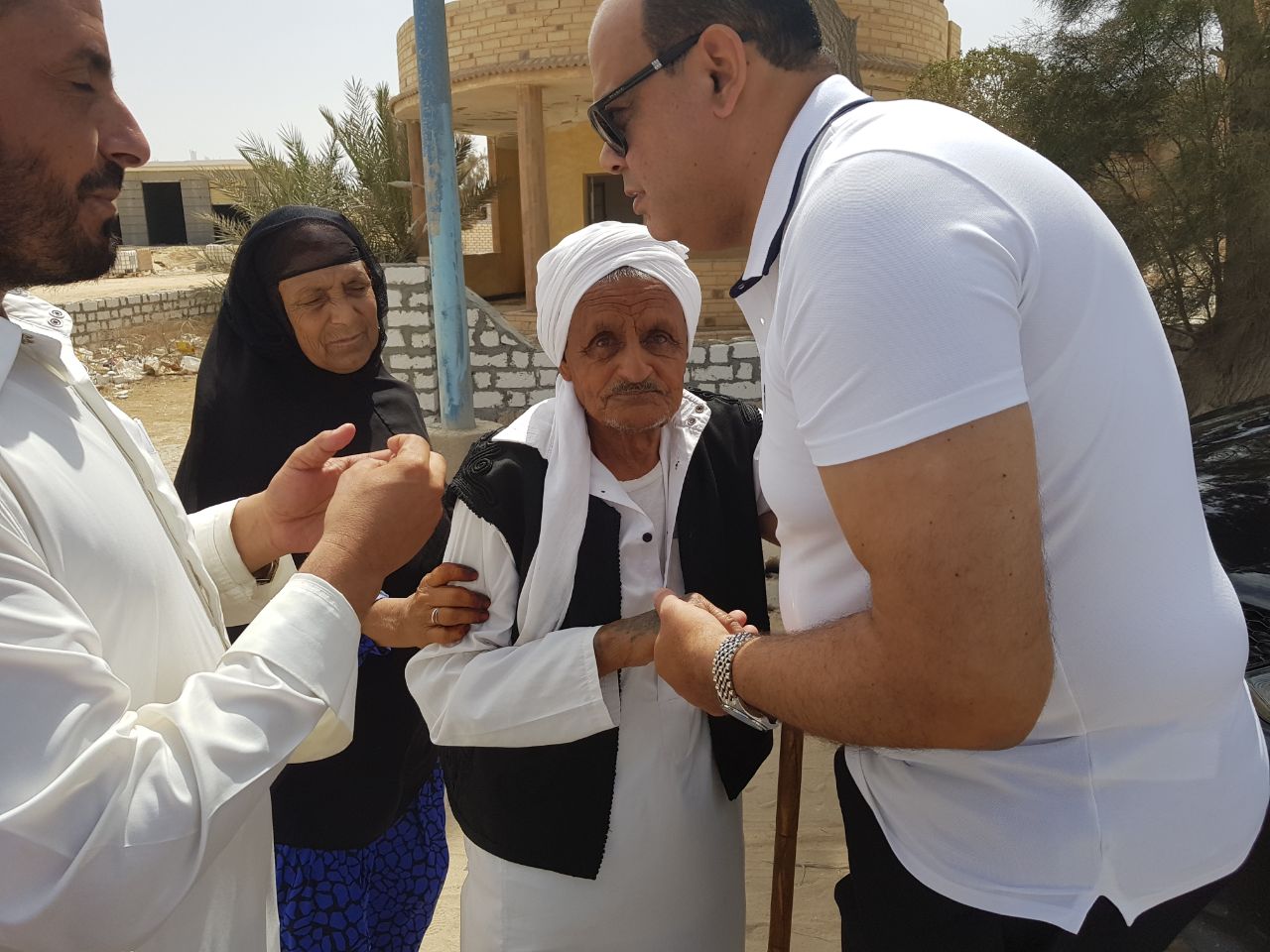  اللواء علاء ابو زيد يستمع لمشكلة المسن بالضبعة