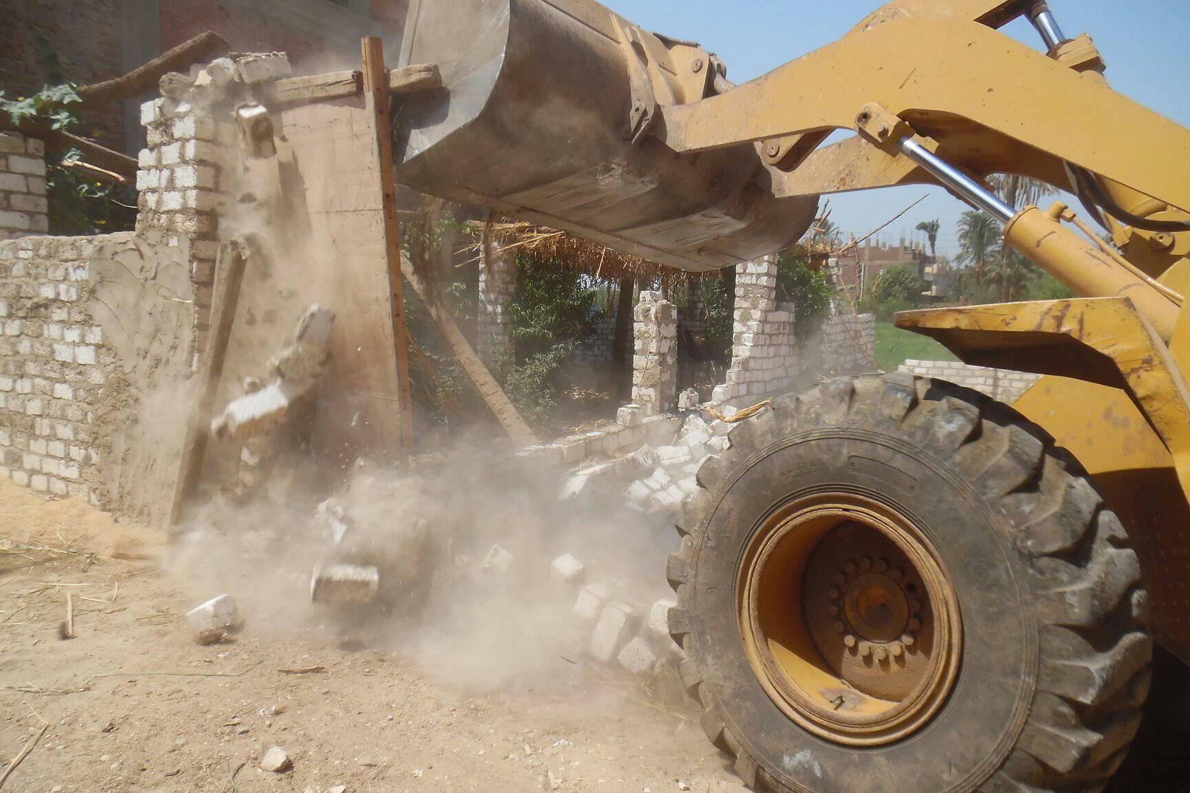 إزالة التعديات على الأراضى الزراعية بمدينة طهطا (4)