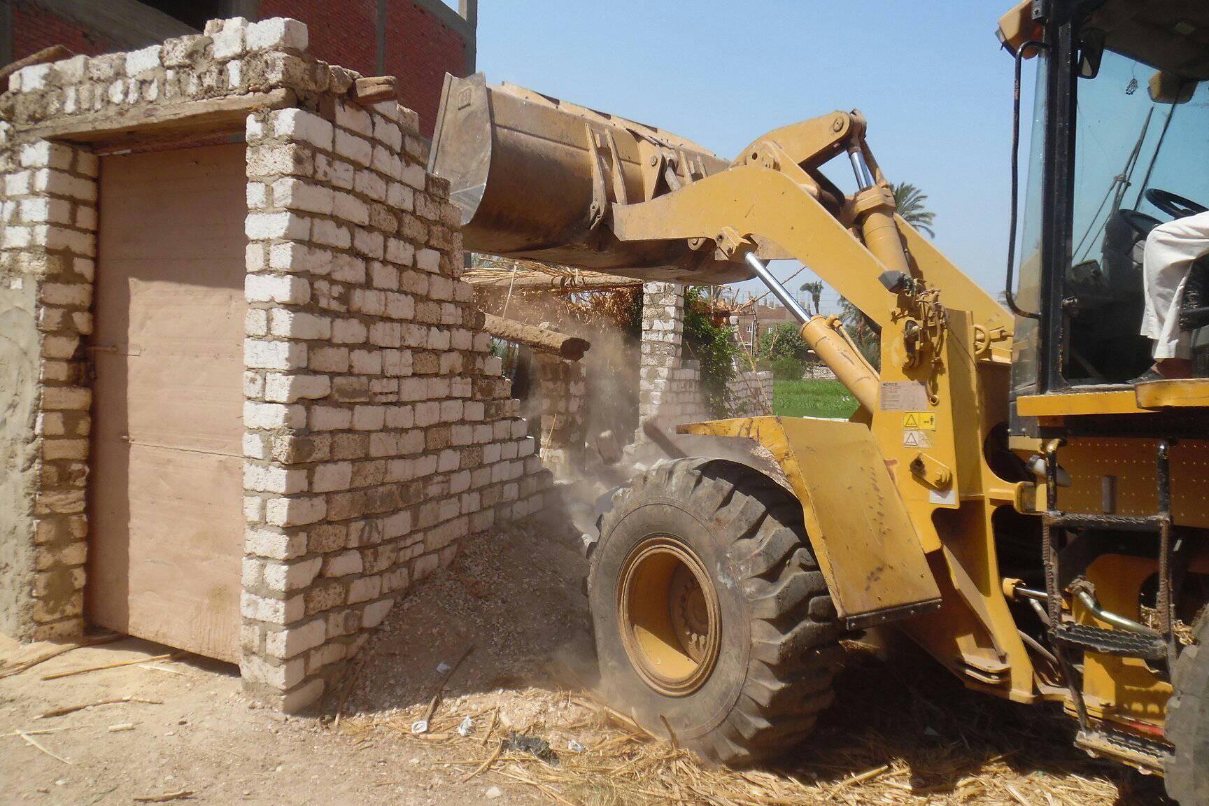 إزالة التعديات على الأراضى الزراعية بمدينة طهطا (2)