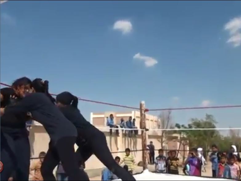 مباراة المصارعة داخل المدرسة